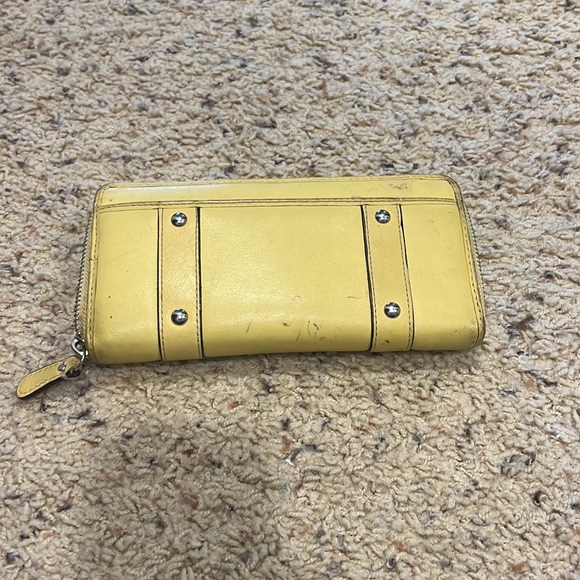 Coach full sized yellow leather wallet - Picture 3 of 3
